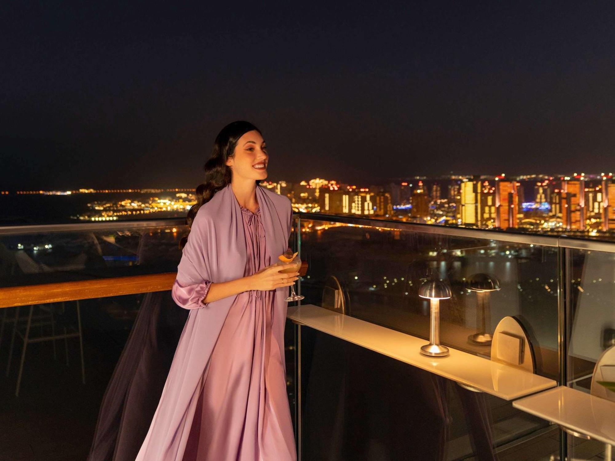 Hotel Fairmont Doha à Lusail Extérieur photo A woman wearing an abaya