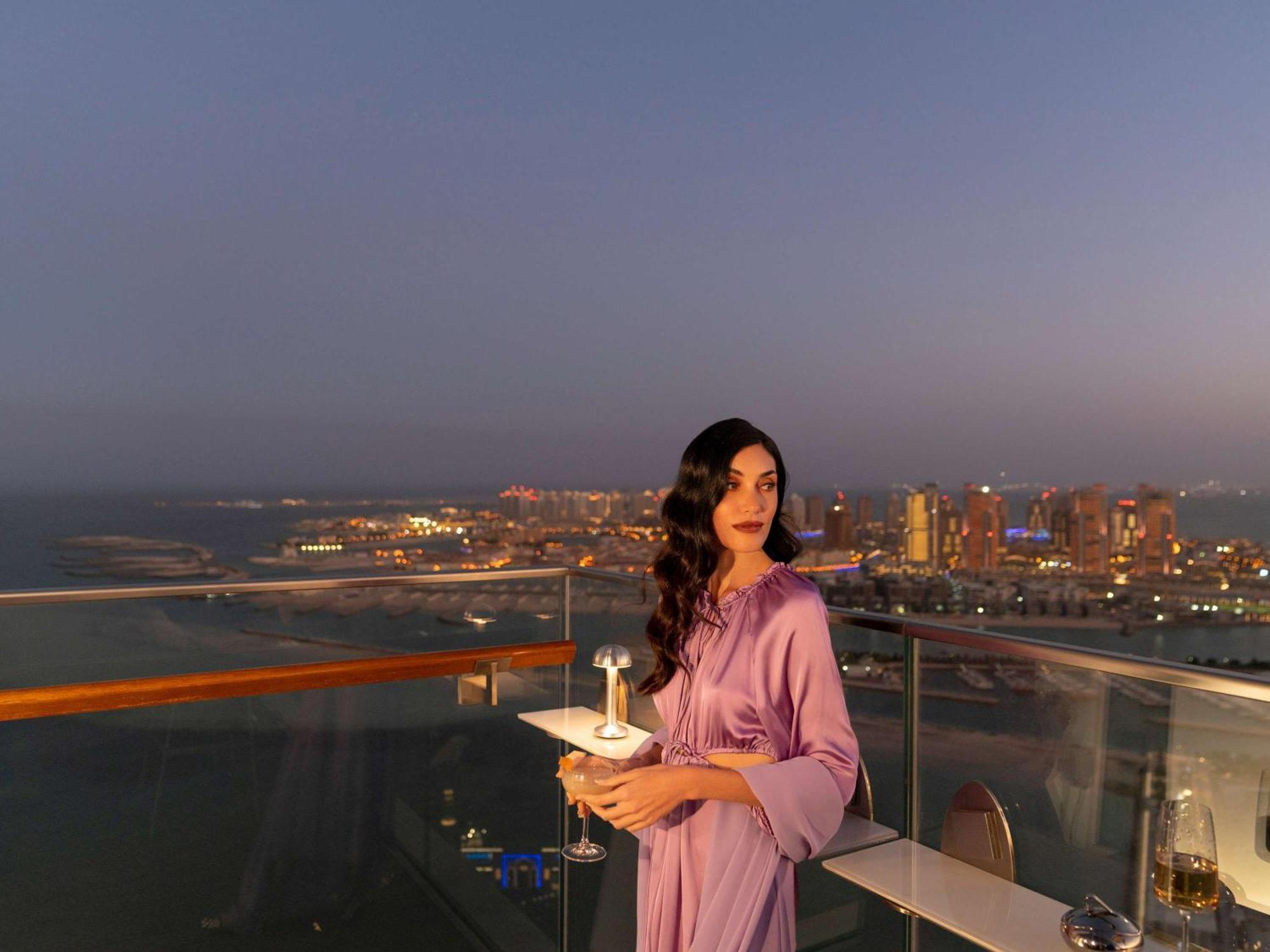 Hotel Fairmont Doha à Lusail Extérieur photo A woman in Dubai