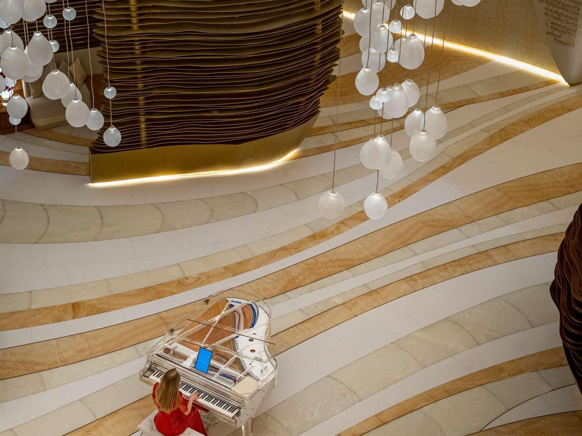 Hotel Fairmont Doha à Lusail Extérieur photo The piano in the lobby