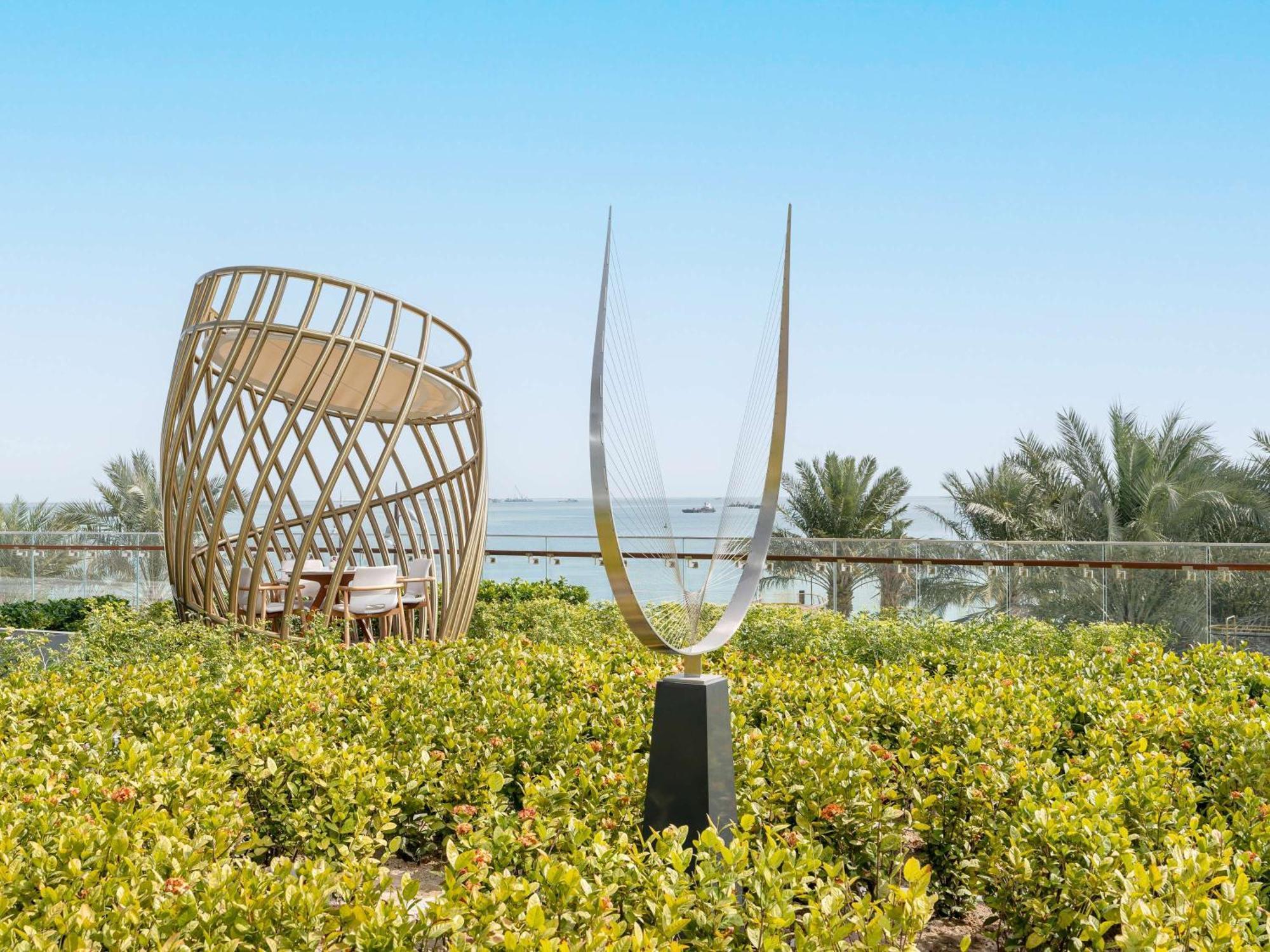Hotel Fairmont Doha à Lusail Extérieur photo The sculpture "The Spirit of the Sea" by the artist Yaacov Agam