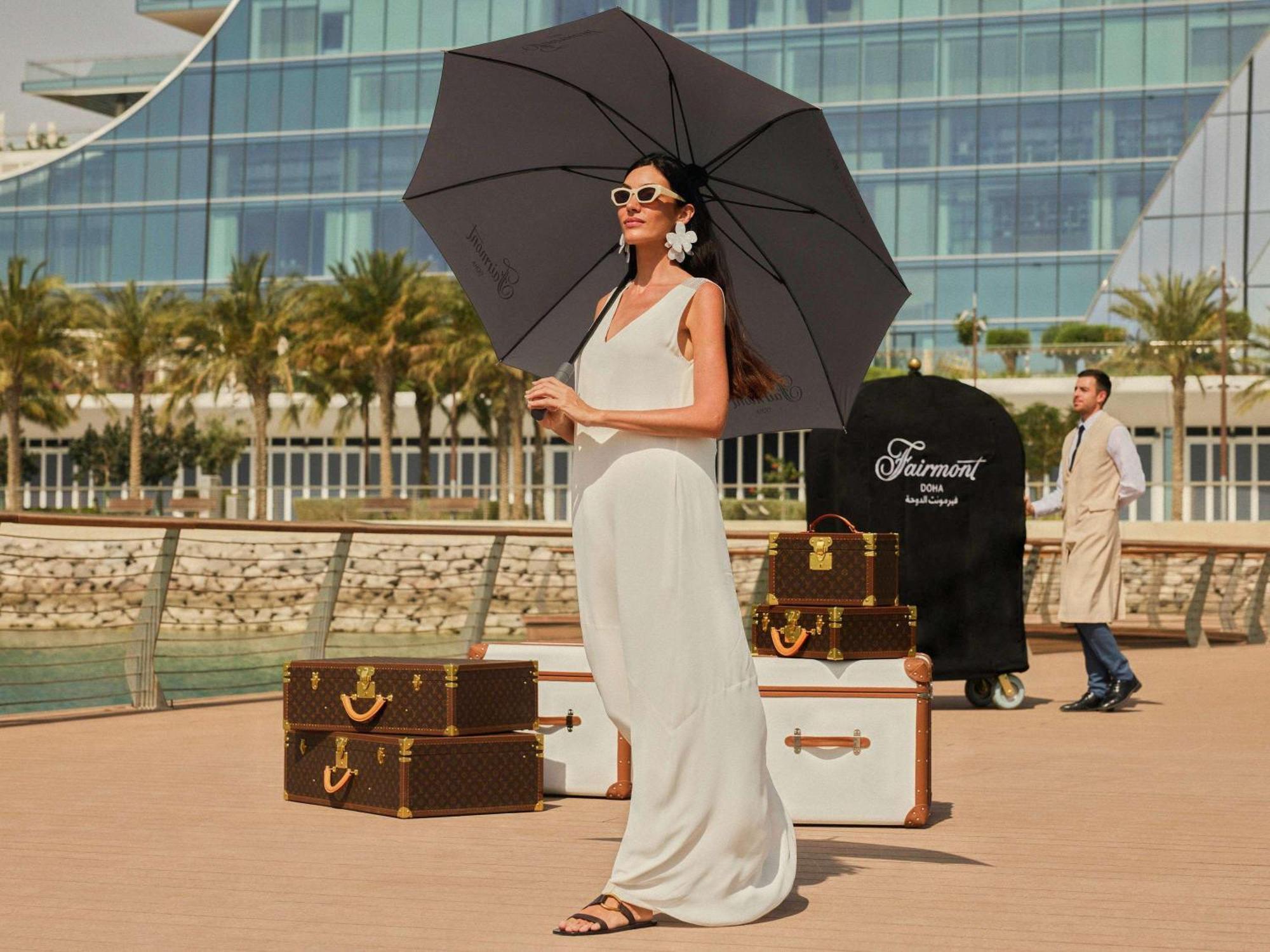 Hotel Fairmont Doha à Lusail Extérieur photo A woman with a large umbrella