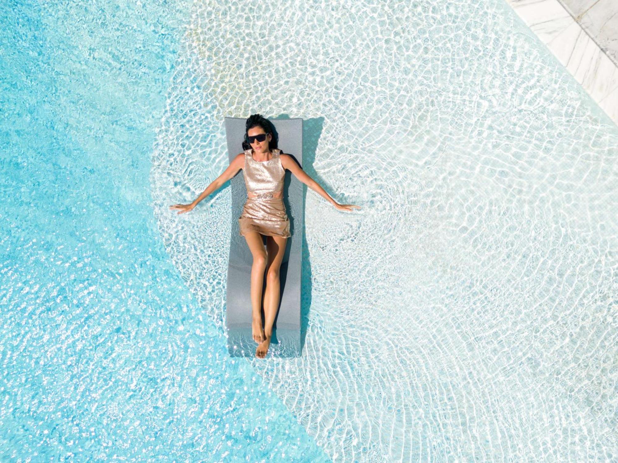 Hotel Fairmont Doha à Lusail Extérieur photo A woman sunbathing