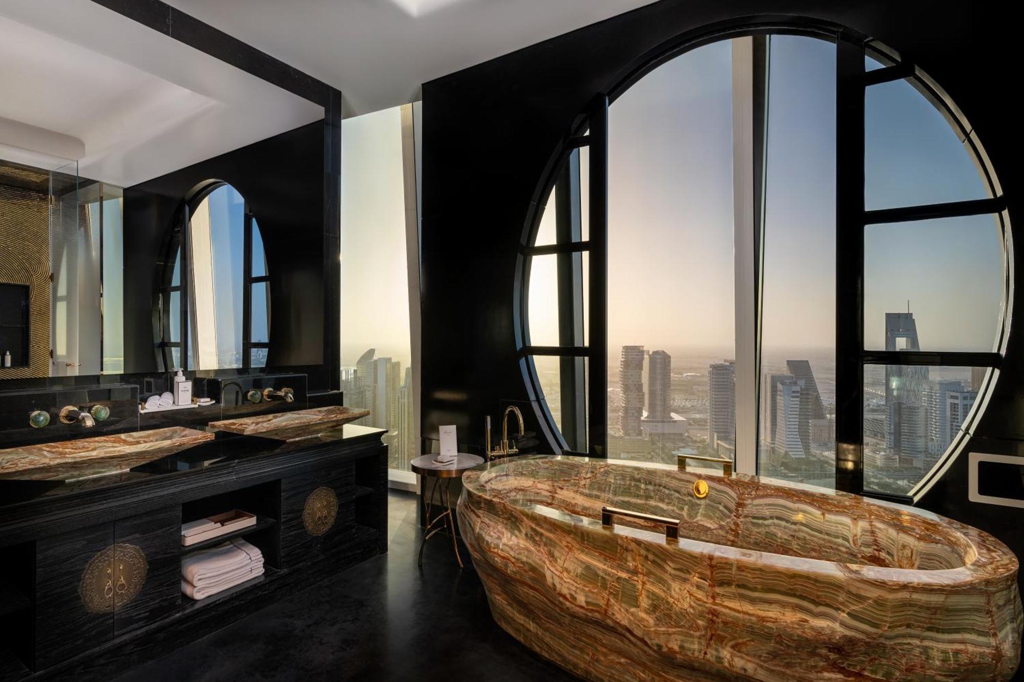 Hotel Fairmont Doha à Lusail Chambre photo The bathroom of a suite